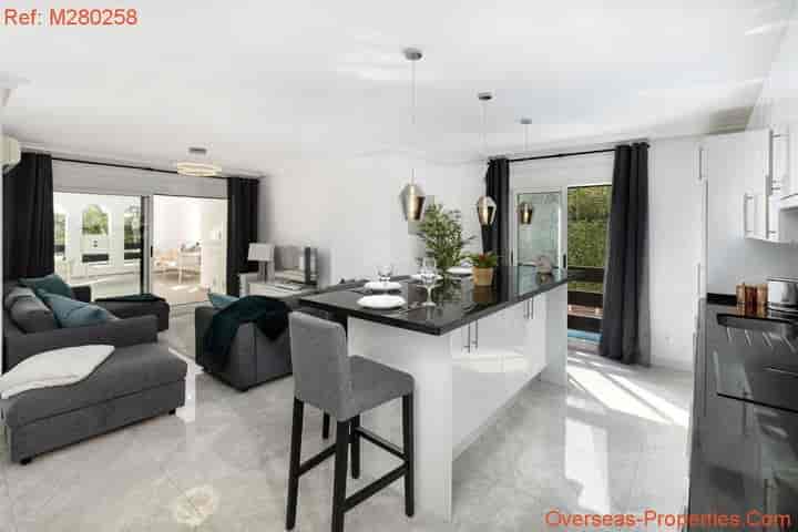 3 bedrooms apartment for sale in Nueva Andalucia, Spain