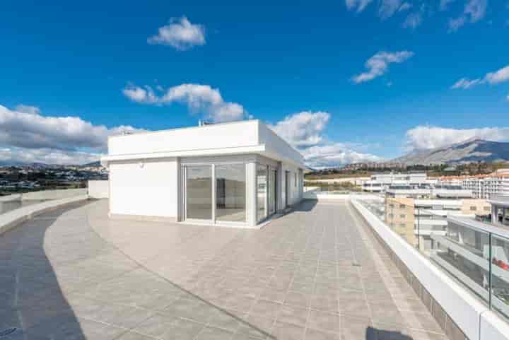 3 bedrooms apartment for rent in Nueva Andalucia, Spain