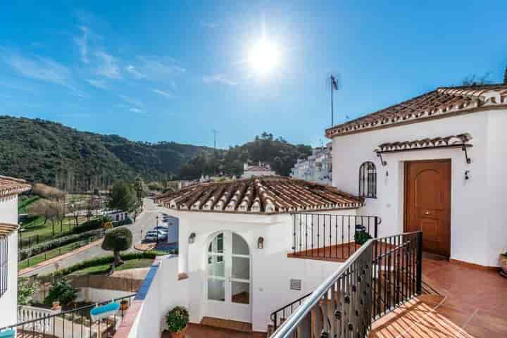 3 bedrooms apartment for sale in Benahavis, Spain