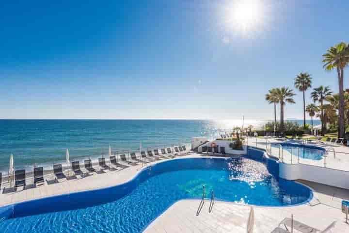 2 bedrooms apartment for rent in Selwo, Spain