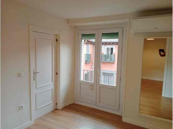 2 bedrooms apartment for rent in Acacias, Spain