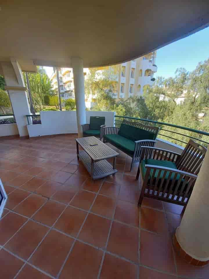 2 bedrooms apartment for rent in Nueva Andalucia, Spain