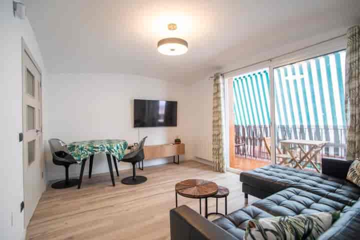 3 bedrooms apartment for rent in Sants-Montjuic, Spain