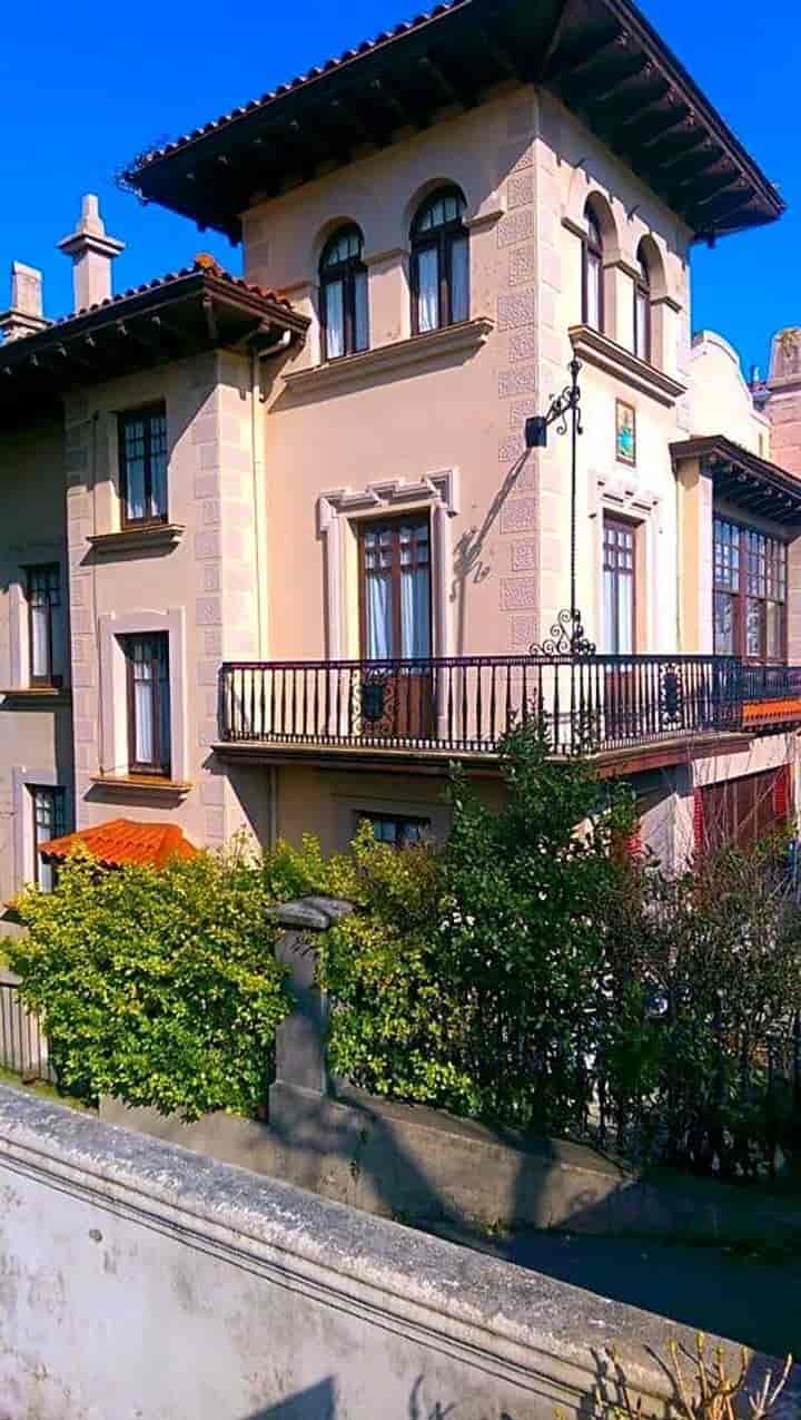 6 bedrooms house for sale in Santander, Spain