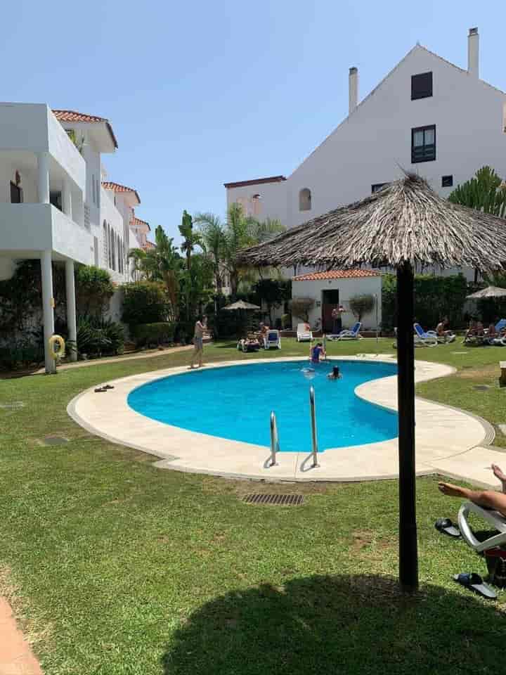 2 bedrooms apartment for rent in Nueva Andalucia, Spain