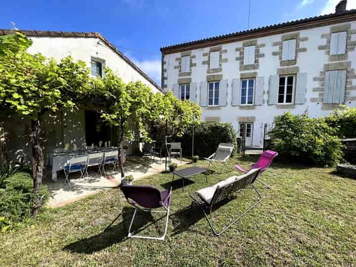 6 bedrooms house for sale in MONCLAR, France