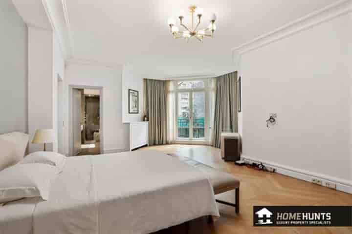 4 bedrooms apartment for sale in Paris, France