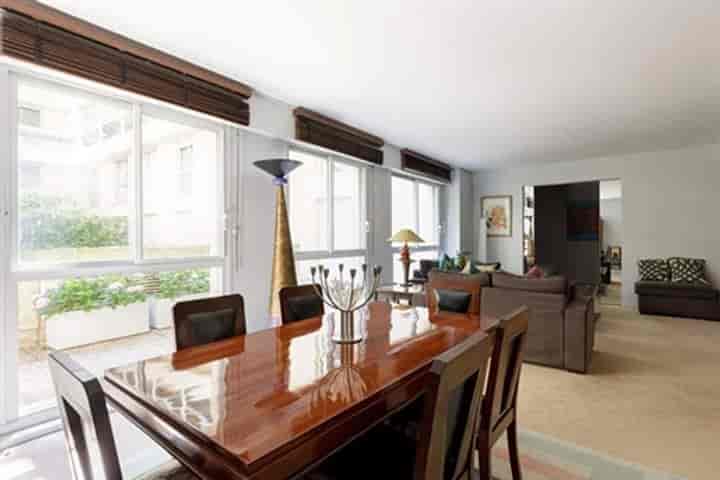 2 bedrooms apartment for sale in Paris, France