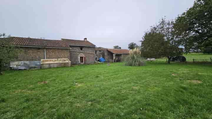 2 bedrooms house for sale in droux, France