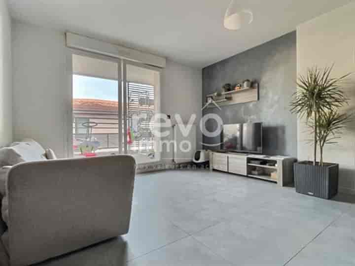 3 bedrooms apartment for sale in Venissieux, France