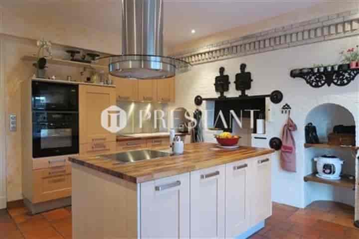 6 bedrooms house for sale in Neac, France