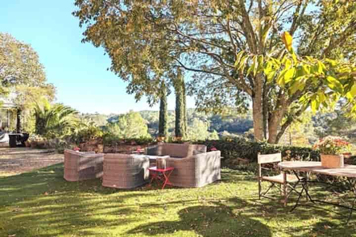 10 bedrooms house for sale in Entrecasteaux, France