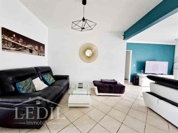 5 bedrooms house for sale in Bias, France