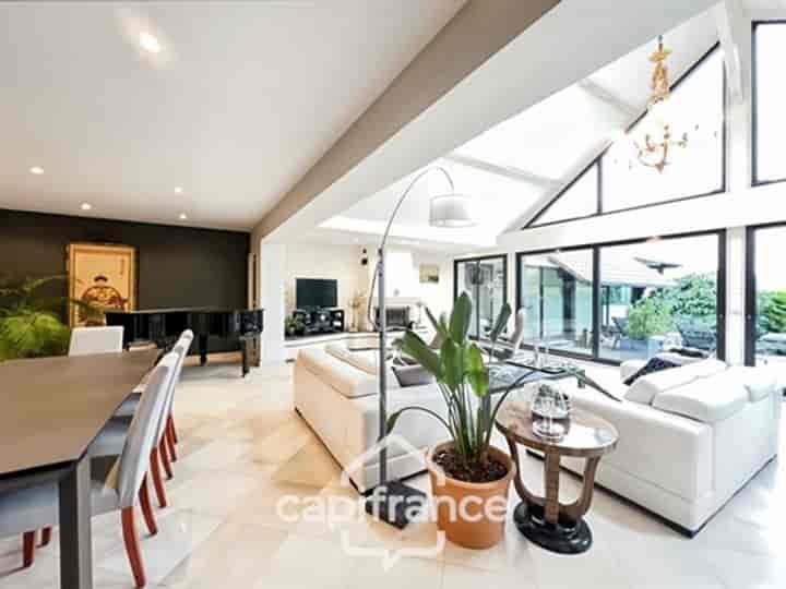 5 bedrooms other for sale in Isques, France