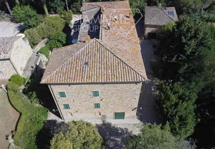 6 bedrooms house for sale in Cortona, Italy