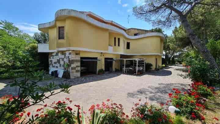 10 bedrooms other for sale in Roseto degli Abruzzi, Italy