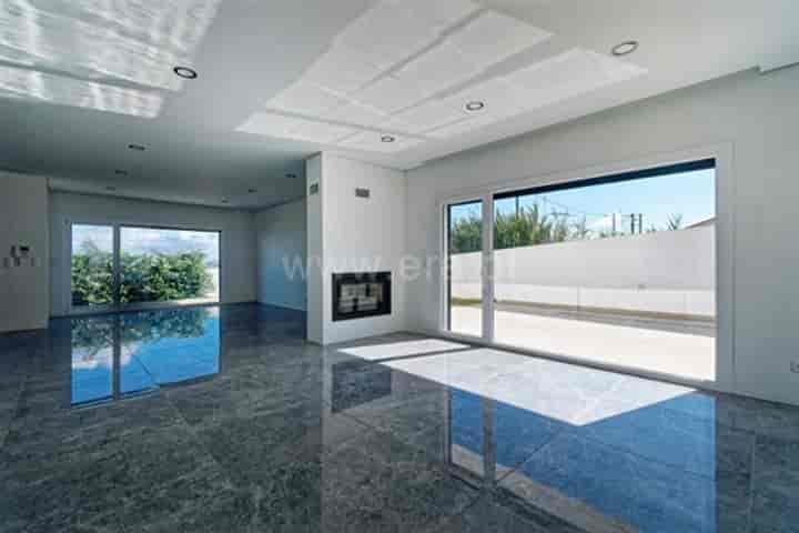 5 bedrooms house for sale in Santo Antonio dos Cavaleiros e Frielas, Portugal