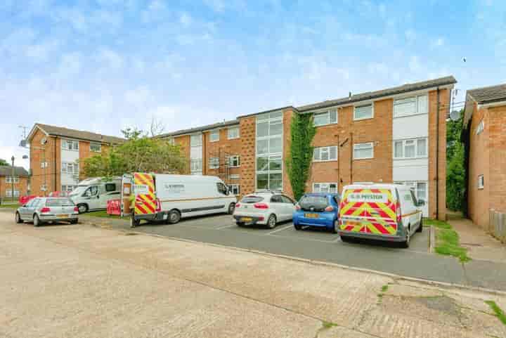 2 bedrooms apartment for sale in Redhill, United Kingdom