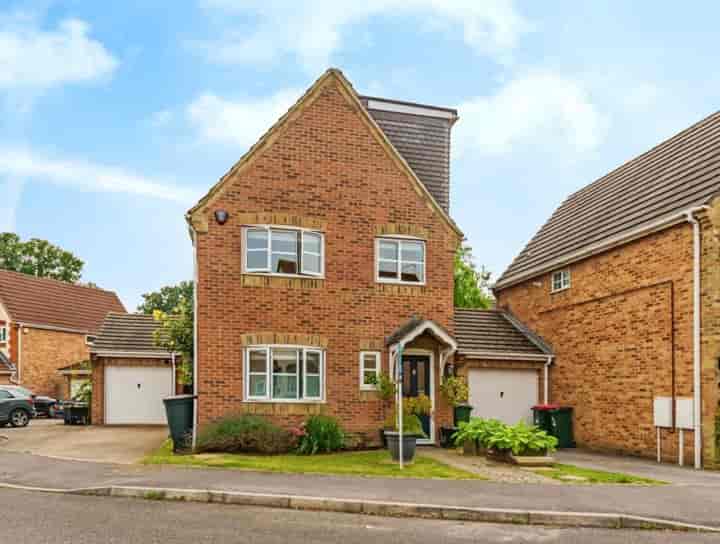 5 bedrooms house for sale in Crawley, United Kingdom