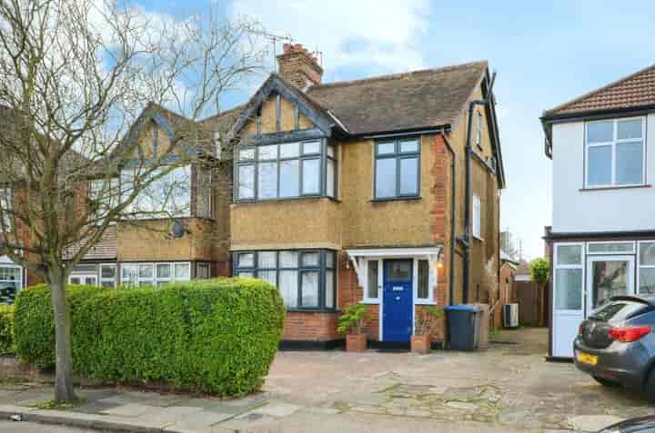 4 bedrooms house for sale in Edgware, United Kingdom