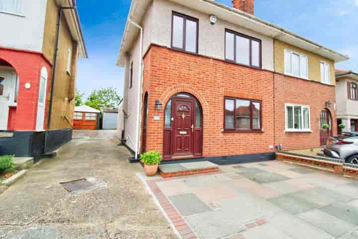 3 bedrooms house for sale in Romford, United Kingdom