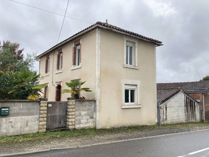 2 bedrooms house for sale in nieuil, France