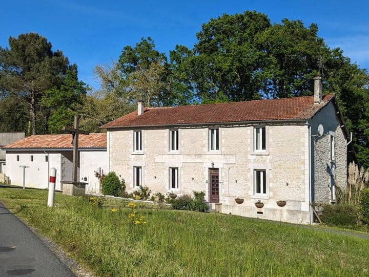 3 bedrooms house for sale in 3 kms to town with many amenities, France