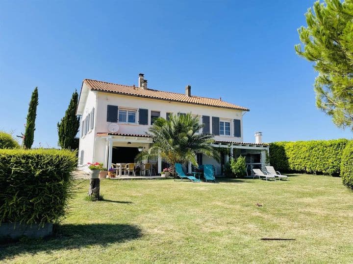 5 bedrooms house for sale in  France