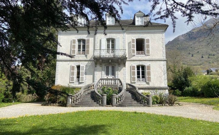 7 bedrooms house for sale in Louvie Juzon, France