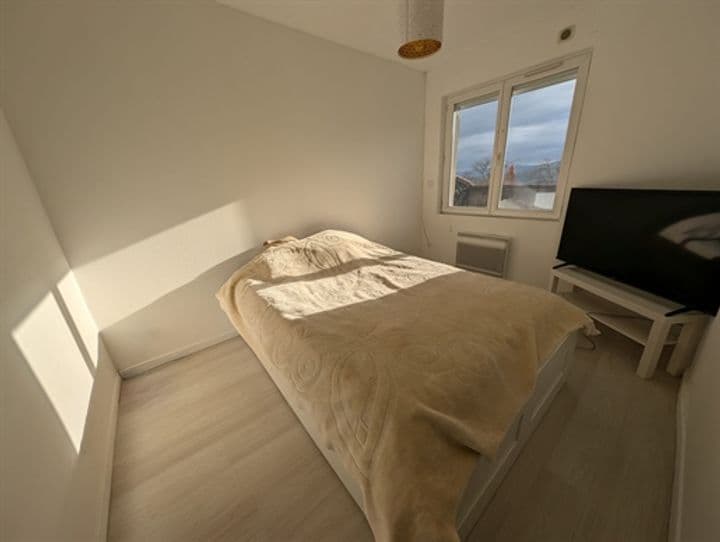 Building for sale in La Roche-Blanche, France