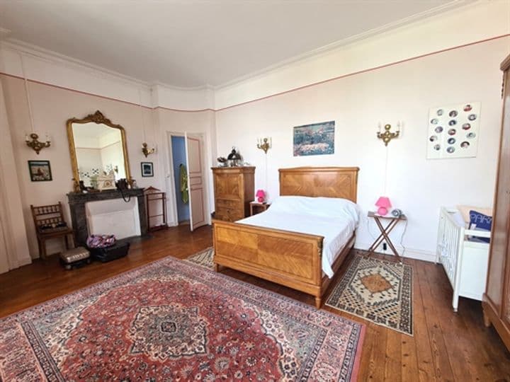 6 bedrooms house for sale in La Chapelle-Heulin, France
