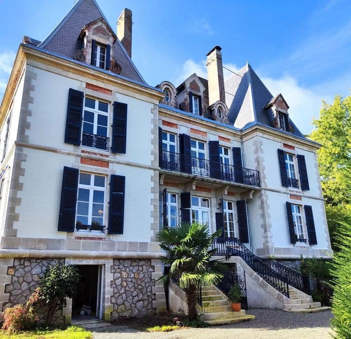 9 bedrooms house for sale in  France