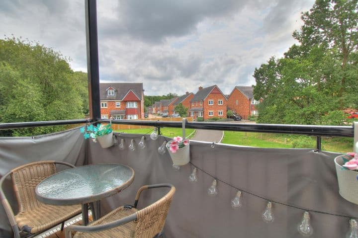 2 bedrooms apartment for sale in Camberley, United Kingdom